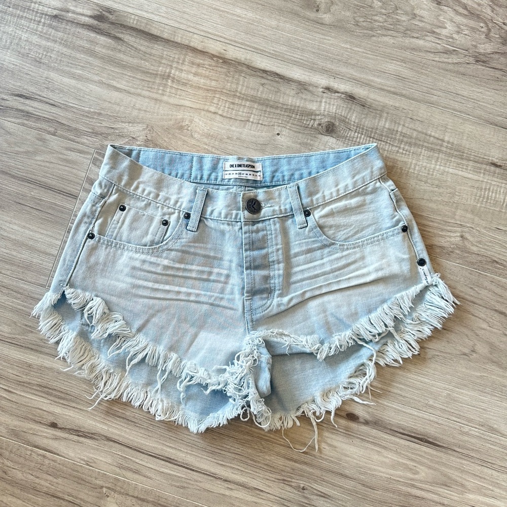 Light Wash Frayed Hem Denim Jean Shorts